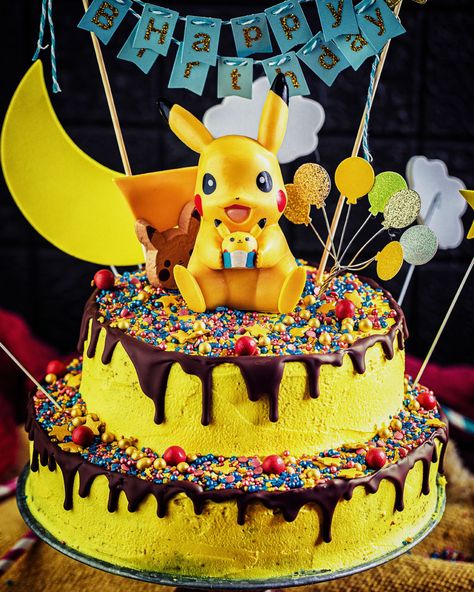 Einfache Pokemon Torte Geburstagstorte fuer Jungs Jungen einfaches Rezept Heike Herden Geburtstagstorte Pokemon Cake Ideas Diy, Pokemon Birthday Cake Diy, Torte Pokemon, Buttercream Pokemon Cake, Pokemon Torte, Create A Pokemon, Pokemon Cake Ideas Buttercream, Eevee Cute, Pokemon Birthday Cake