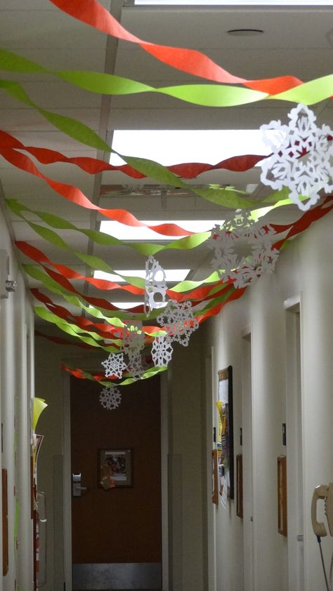 Holiday decorations for my dorm: red and green streamers with paper snowflakes = cute & cheap!! Christmas Party Classroom Decorations, Christmas Diy Ceiling Decorations, Chrismass Decore Ideas School, Diy Office Door Christmas Decorations, Streamer Decorations Christmas, Work Hallway Christmas Decorations, Easy Work Christmas Decorations, Hospital Holiday Decorations, Christmas Decor School Hallway