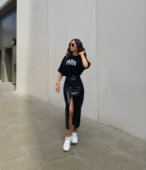 Black Faux Leather Skirt Long, Black Long Leather Skirt Outfit, Summer City Outfits, Long Leather Skirt, Rok Outfit, Leather Skirt Outfit, Looks Pinterest, Summer In The City, Winter Fashion Outfits Casual