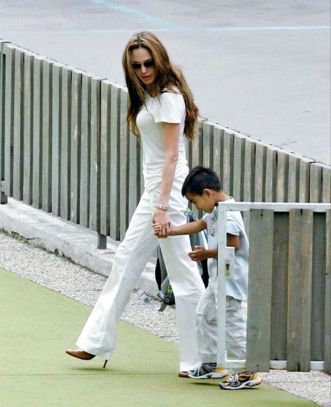 Jeans Shoes, White Sunglasses, Clothes Outfits, Mommy Life, Classic Chic, Vogue Magazine, Married Life, Pants Jeans, Angelina Jolie