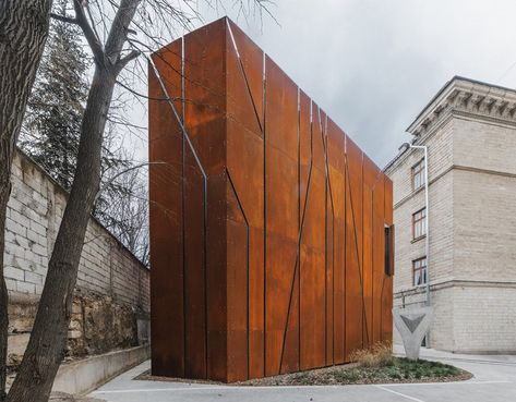 maxim calujac wraps concrete in corten steel for chisinau's ARTCOR Roof Top Penthouse, External Staircase, Green Terrace, Metal Facade, Concrete Facade, Urban Furniture, Casa Exterior, Corten Steel, Art Academy