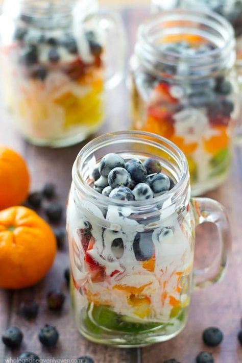 Take your fruit salad along to those summer picnics the easy way……layered rainbow-style in a pretty jar with a tangy citrus yogurt dressing! Fruit Salad In A Jar, Salad In A Jar Recipes, Mason Jar Snacks, Rainbow Fruit Salad, Mason Jar Lunch, Mason Jar Recipe, Salad Jar Recipe, Jar Meals, Jar Salads