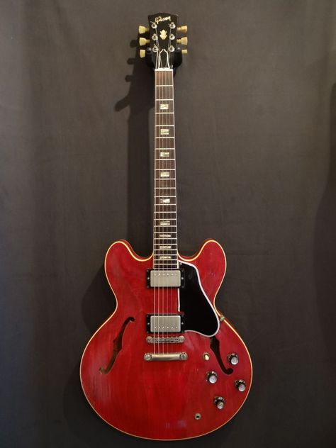 Es 335 Gibson, Es335 Gibson, Semi Acoustic Guitar, Learn Guitar Chords, Gibson Es 335, Gibson Electric Guitar, Epiphone Guitars, Gibson Es, Signature Guitar