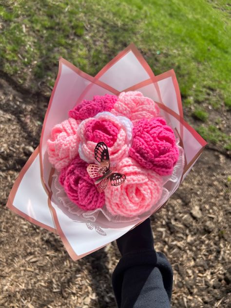 Crochet Disney Bouquet, Cute Crochet Flower Bouquet, Pink And Red Crochet Bouquet, Pink Crochet Flower Bouquet, Mother’s Day Bouquet Crochet, Roses Bouquet Gift, Bouquets Ideas, Easy Crochet Hat Patterns, Luxury Flower Bouquets