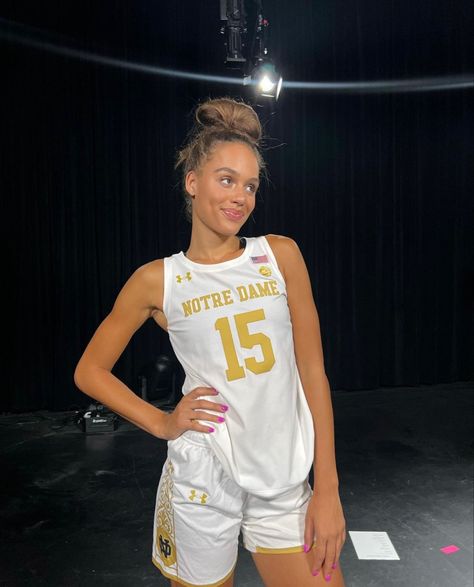 Woman Basketball Outfits, Basketball Outfit For Women Practice, Wnba Aesthetic, Notre Dame Basketball, Basketball Inspiration, Basketball Aesthetic, City Woman, Basketball Clothes, Team Wear