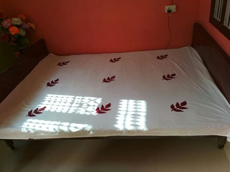 Semple & easy patch work bedsheet❤❤❤💞💞💞 Patch Work Bedsheets Design, Painting Fabric, Bead Embroidery Tutorial, Hand Embroidery Videos, Embroidery Tutorial, Embroidery Videos, Bed Sets, Patch Work, Embroidery Tutorials