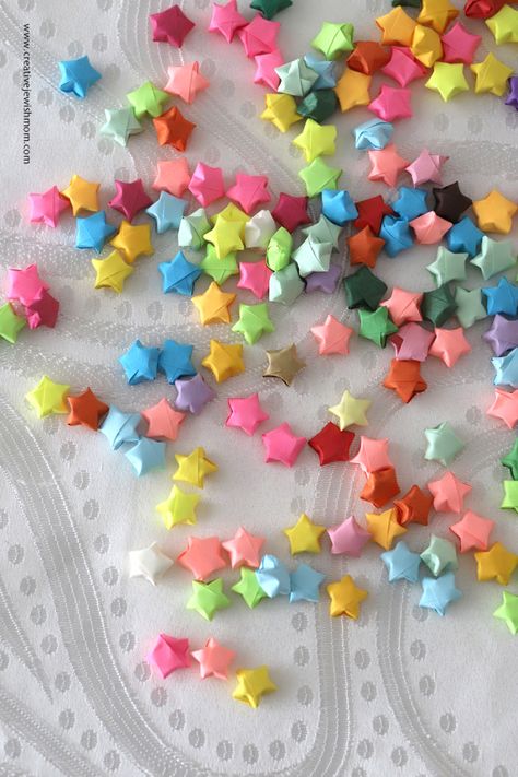 Paper Stars Tutorial, Kyusaku Yumeno, Tiny Origami, Origami Lucky Stars, Origami Star Paper, Star Origami, Stars Aesthetic, Origami Lucky Star, Beautiful Stars