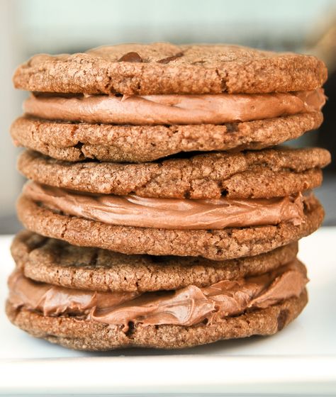 Nutella Sandwich Cookies with a Creamy Nutella Filling! Nutella Snacks, Nutella Sandwich, Nutella Filling, Nutella Recipes Easy, Nutella Buttercream, Nutella Cookies, Buttercream Filling, Chocolate Sandwich Cookies, Nutella Recipes