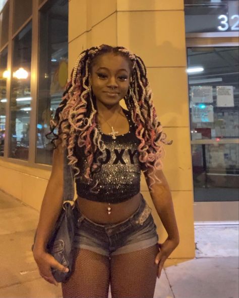 Black Box Braids With Pink Highlights, Fluffy Braid Hairstyles, Pink And White Box Braids, Braid Ideas Color, Chunky Highlights Braids, Knotless Box Braids Hairstyles Ideas Y2k, Braids Ideas With Color, Braid Ideas Black Women, Cute Braid Colors