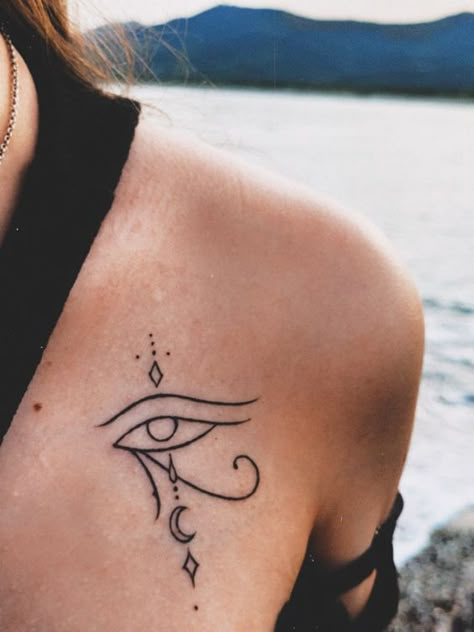 Eye of Horus Tattoo. - MELTBLOGS Egyptian Eye Tattoos, Horus Tattoo, Geniale Tattoos, Small Hand Tattoos, Classy Tattoos, Cute Tattoos For Women, Discreet Tattoos, Subtle Tattoos, Eye Tattoo