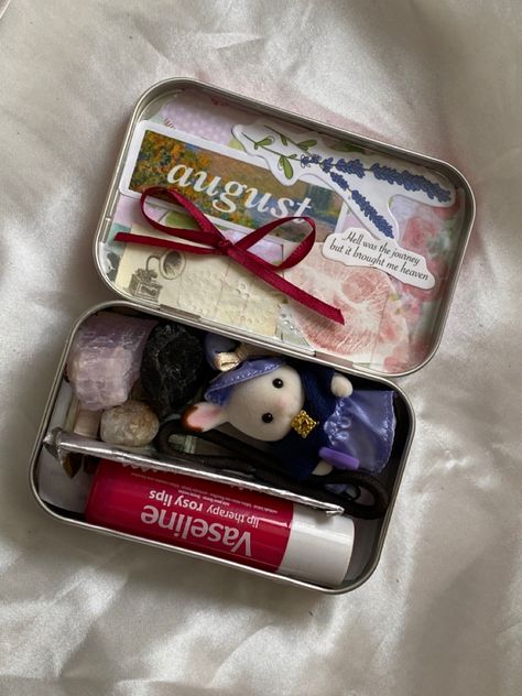 Taylor Swift Altoids Wallet, Gum Box Ideas, Altoid Box Ideas, Painted Altoid Tins, Trinket Box Aesthetic, Decorated Altoid Tins, Decorated Boxes Ideas, Trinket Box Ideas, Altoids Box Ideas