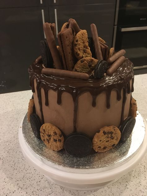 Biscuit Cake Decoration, Biscotti Cake, Oreo Drip Cake, Oreo Birthday Cake, Cake Decoration Ideas, Oreo Biscuits, Chocolate Biscuits, Chocolate Oreos, Biscuit Cake