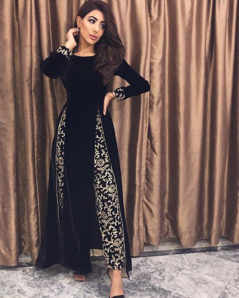 Velvet Dress Indian, Black Velvet Dress Long, Dress Pakistani, Velvet Dress Long, Velvet Dress Designs, Salwar Kamiz, Traditional Indian Outfits, Kurti Designs Party Wear, Beautiful Dress Designs