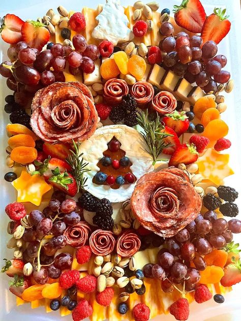 Medium Size Charcuterie Board, Extra Large Charcuterie Board Ideas, Christmas Chacutery Boards, Christmas Lunch Charcuterie Board Ideas, Christmas Food Board Ideas, Cheese Board Appetizers, Christmas Party Charcuterie Board, Xmas Charcuterie Board, Christmas Charcuterie Wreath