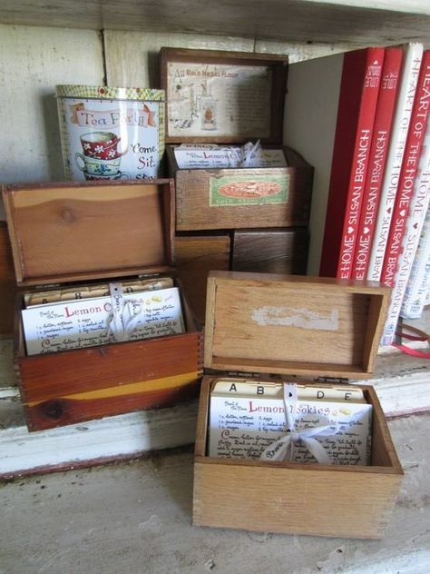 Susan Branch Fancy Objects, Vintage Recipe Cards, Photo Organizer, Box Aesthetic, Recipe Card Boxes, Recipe Card Box, Vintage Recipe Box, Recipe Box Wooden, Susan Branch