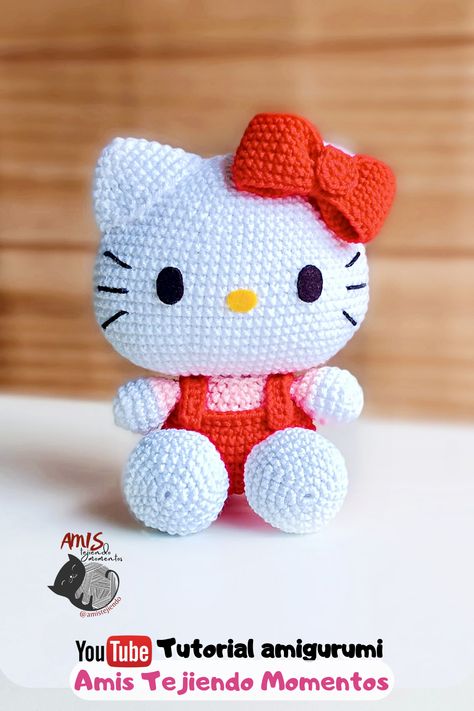 Hello Kitty Amigurumi Tutorial | Amis Tejiendo Momentos Te enseño a tejer esta hermosísima Hello Kitty, mide aproximadamente 15 cms de alto y quedarás feliz con el resultado ❤ #HelloKitty #HelloKittyAmigurumi #HelloKittyAmigurumiPattern #HelloKittyPatrónAmigurumi #HelloKittyAmigurumiTutorial #HelloKitttyAmigurumiPasoaPaso #HelloKittyCrochet #HowtoCrochetHelloKitty #HelloKittylover #HelloKittyFan #HelloKittyAndFriends #Sanrio #SanrioCollection #SanrioCharacters #HelloKittyPattern #AmisTejiendo Hello Kitty Amigurumi, Kitty Amigurumi, Disney Crochet Patterns, Hello Kitty Crochet, Crochet Bouquet, Plushie Patterns, Crochet Design Pattern, Amigurumi Tutorial, Crochet Amigurumi Free