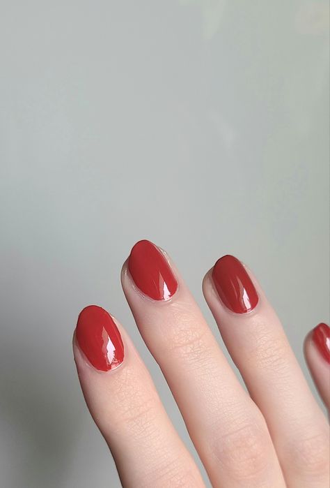 Nails Mid Length, Mid Length Nails, Short Oval Nails, Length Nails, Red Nail Polish, Red Nail, Essie Nail Polish, Essie Nail, Oval Nails