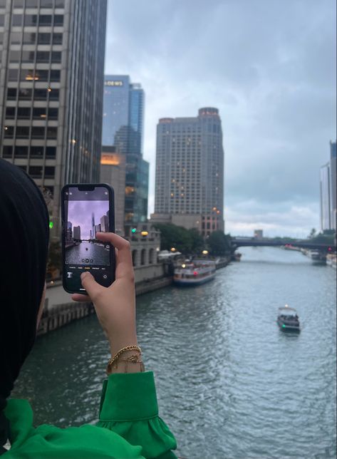 #aesthetic #hijabi #fashion #city #pictire #chicago #travel Aesthetic Hijabi, Chicago Girls, Chicago Trip, Fashion City, Chicago Travel, Hijabi Aesthetic, Hijabi Girl, Aesthetic Pics, Hijabi Fashion