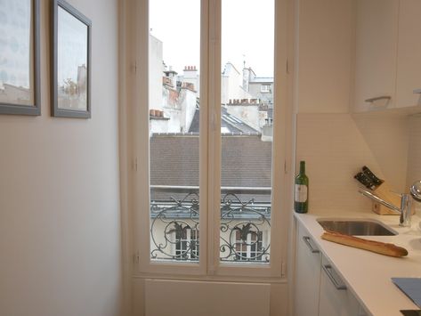 French Apartment Aesthetic, Paris Apartment Aesthetic, Small Parisian Apartment, Paris Apartment Interiors, Parisian Apartment Decor, Apartment Paris, Paris Kitchen, Paris Interiors, French Apartment