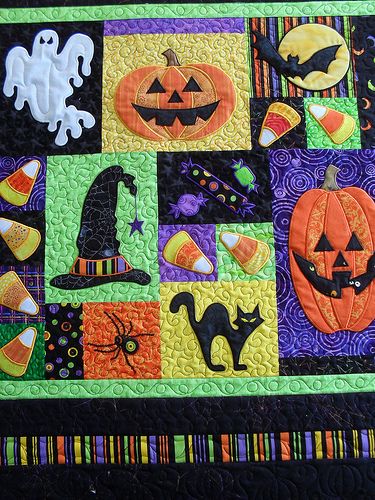 Halloween | Pieced by Sarah Shelton. Pattern by Angie Steves… | Flickr Quilt Halloween, Halloween Quilt Patterns, Quilting Applique, Halloween Quilt, Casa Halloween, Halloween Sewing, Adornos Halloween, Halloween Blanket, Holiday Quilts