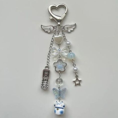 Aesthetic Phone Charms, Jellyfish Keychain, قلادات متدلية, Pola Manik, Keychain Ideas, Blue Keychain, Gelang Manik-manik, Pola Gelang, Gelang Manik