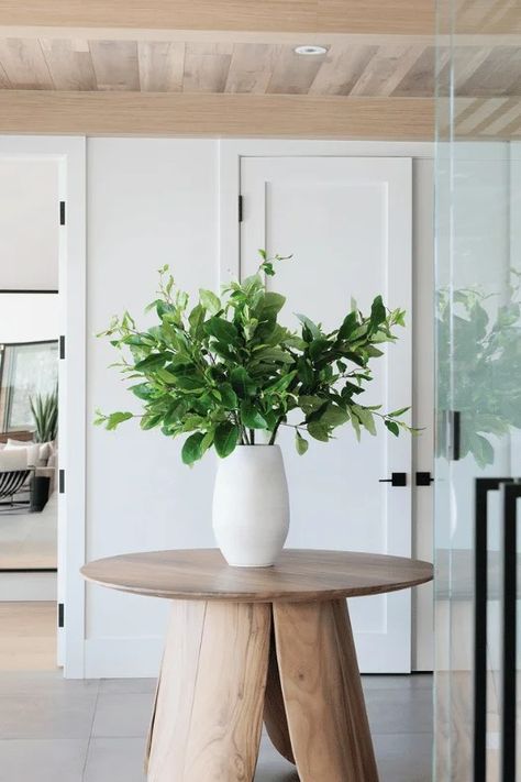 3 oversized branches for spring! - Décors Véronneau White Floor Vase, Lemon Vase, Contemporary Vase, Contemporary Vases, Good Weather, Cherry Blossom Branch, White Floor, True Homes, Hallway Table