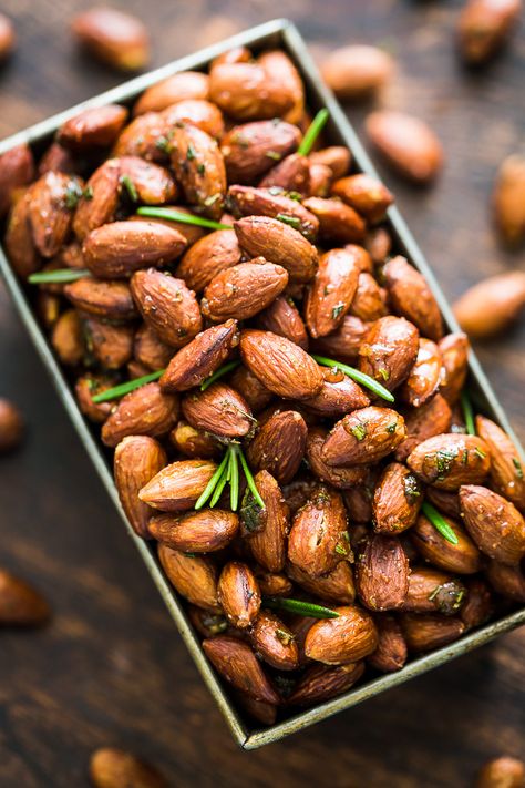 Rosemary Sea Salt Roasted Almonds | Get Inspired Everyday! Benefits Of Eating Almonds, Roasted Almonds Recipe, Almonds Roasted, Rosemary Sea Salt, Salted Almonds, Almonds Recipe, Easy Cheese, Nut Recipes, Roasted Nuts