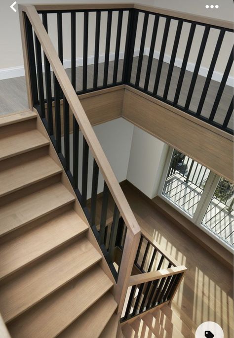 Trap Balustrade, Barndominium Stairs, Interior Stair Railing, Modern Stair Railing, Wooden Staircase, Staircase Railing Design, Stairs Design Interior, Iron Stair Railing, House Staircase