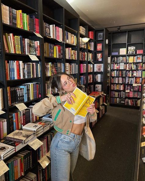 Book Store Picture Ideas, Book Store Outfit Aesthetic, Book Store Instagram Pics, Going On A Walk Outfit, Outfit For Library, Book Signing Outfit Ideas, Book Signing Outfit, Book Store Pictures, Book Shopping Outfit