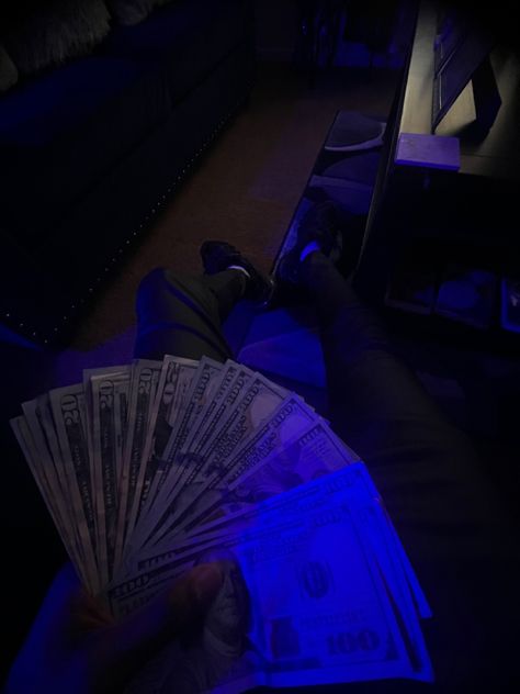 Money Flex Aesthetic, Flexing Money Videos, Money Flexing, Money Flex Video, Hard Aesthetic, Tiktok Pfps, Trading Motivation, Holding Money, Men Haircut Curly Hair