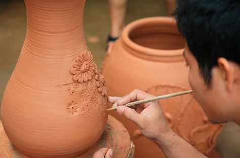 Bat Trang Ceramic Village – Van Phuc Silk Village Vietnam Culture, Pottery Village, The Potter's Hand, Vietnam Holidays, Con Dao, Vietnam Voyage, Ancient Village, Vietnam Tours, Traditional Ceramics