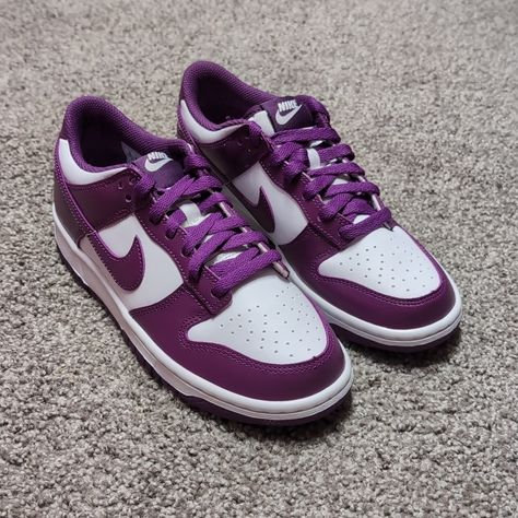 Nike Dunk Low Gs Size 6y Purple And White Brand New In The Box Purple Dunks, Nike Kobe Shoes, Kobe Shoes, White Casual Shoes, Nike Vapormax, Huarache Run, Nike Boy, Nike Kyrie, Nike Shox