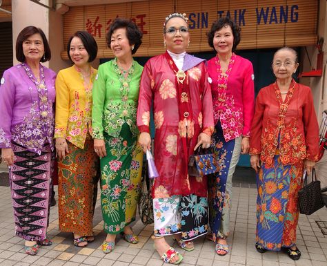 Ladies in kebaya pendek Malaysian Clothes, Nyonya Kebaya, Malay Traditional, Baba Nyonya, Batik Sarong, Cultural Clothing, Kebaya Dress, Beaded Shoes, Penang Malaysia