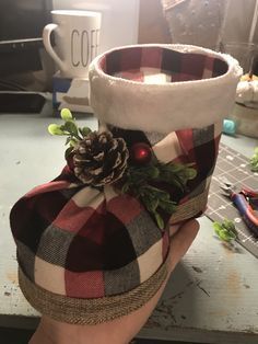 Christmas Boots Diy, Christmas Boots Decoration, Christmas Bottle Ideas, Boot Centerpiece, Soda Bottle Crafts, Christmas Bazaar Crafts, Snowmen Crafts, Easy Christmas Craft, Christmas Boots