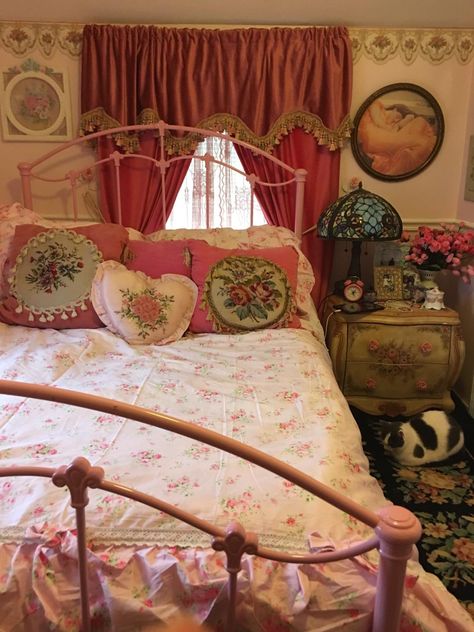 Amazon.com: Customer reviews: LELVA Romantic Roses Print Duvet Cover Set with Bed Skirt Pink Lace Ruffle Floral Shabby Chic Bedding Sets Queen 4 Piece Shabby Chic Bedding Sets, Chic Bedding Sets, Retro Rooms, Lace Bedding Set, Floral Shabby Chic, Cottage Room, Romantic Bed, Living Room Ideas Farmhouse, Print Duvet Cover