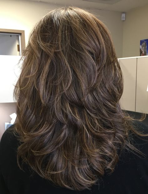 Volume Layer Haircut Wavy Hair, Layered Hairstyles With Bangs Short, 2023 Medium Long Haircuts, Shag Layered Hairstyles With Bangs, Very Layered Hair Medium With Bangs, High Layers Medium Hair, Haircuts Women Layers, Layered Medium Length Hair Wavy, Mid Length Hair With Layers Curly Waves