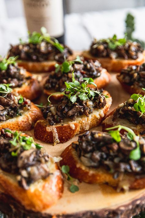 A savory, buttery, rich appetizer that's easy to make and will satisfy a crowd! Bruchetta Appetizers, Mushroom Bruschetta, Crostini Toppings, Bruschetta Appetizer, Crostini Appetizers, Fall Appetizers, Boat Food, Thanksgiving Appetizers, Holiday Appetizers