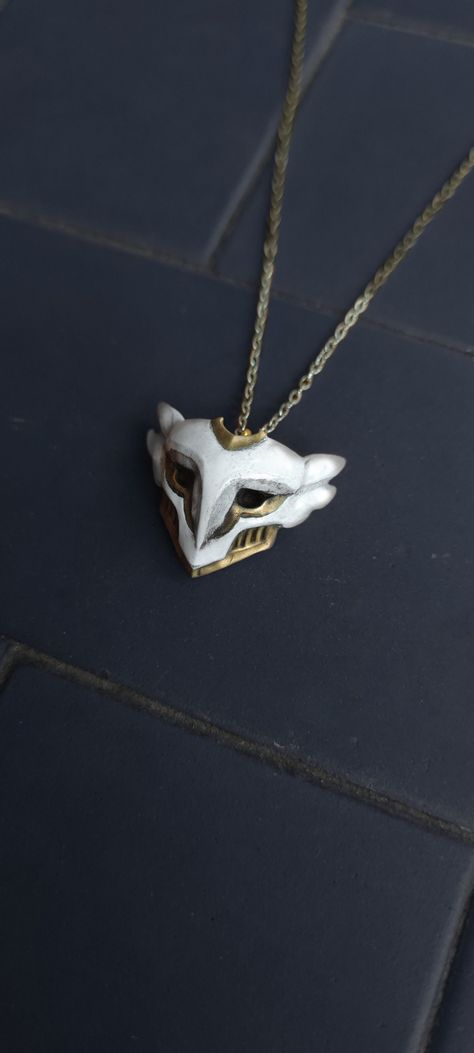 "\"It's not how much time you have, it's how you use it.\" - Ekko, League of Legends Ekko Owl guy necklace replica inspired by the mask he wear in the Arcane series. This little mask is a must-have for all Ekko's main and lovers ♥ Made in Urethanic Resin and brass powder this necklace is also nickel free, so it can be worn by anyone and has a comfortable weight to wear without being cumbersome. The bright gold finish can easily be maintained with any metal polish. The white details are handpaint Arcane Necklace, Arcane Merchandise, Arcane Jewelry, Ekko Mask, Arcane Hextech, Arcane Merch, Jayce Viktor, Arcane Series, Arcane Ekko