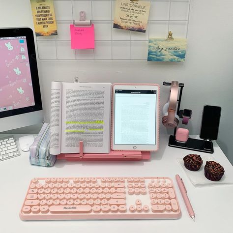 Struggling to finish my five page essay 😫  THIS SET UP 🙌🏾 Nurse Desk, Nurse Decor, Study Corner, School Desks, Student Desks, Study Room Decor, Study Desk, Workspace Inspiration, Studying Inspo