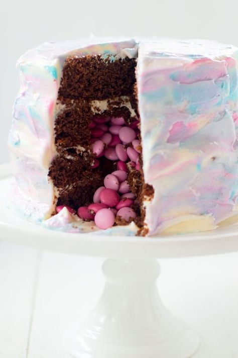 If you're expecting or planning a gender reveal party then this easy marble gender reveal cake is perfect! Gender Reveal Cake Recipe, Cupcake Rose, Baby Reveal Cakes, Simple Gender Reveal, Gender Reveal Unique, Vanilla Greek Yogurt, Gender Reveal Cake, Marble Cake, Baby Gender Reveal