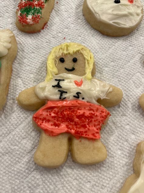 Gingerbread House Taylor Swift, Taylor Swift Gingerbread House Ideas, Taylor Swift Christmas Cookies, Taylor Swift Gingerbread House, Taylor Swift Gingerbread, Taylor Swift Chia Cookies, Taylor Swift Chai Sugar Cookies, Taylor And Travis Cookies, Aesthetic Christmas Cookies