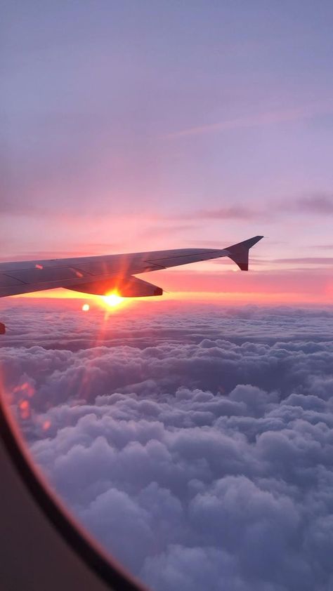 On The Plane Aesthetic, On A Plane, Plane Makeup, On Plane, Sky From Plane, Avion Aesthetic, Beautiful Places Videos, Sunset From Plane, Beautiful Sunset Photography