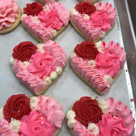 Vday Cookies Decorated, Heart Sugar Cookies Buttercream, Valentines Day Sugar Cookies Buttercream, Sugar Cookie Hearts, Cookie Decorating Valentines Day, Valentine’s Day Cookies Buttercream, Buttercream Valentines Cookies, Valentines Baked Goods Treats, Valentines Cookies Buttercream