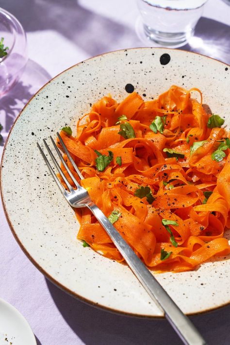 Carrot Apple Cider Vinegar Salad, Raw Carrot Salad, Cauliflower Burger, Carrot Dishes, Pickled Carrots, Raw Carrots, Vegan Carrot Cakes, Walnut Salad, Carrot Salad