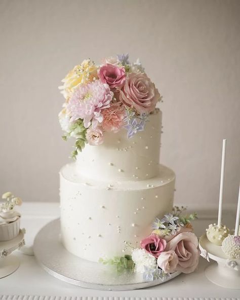 Easter Wedding Cake, Wedding Cake Spring Flowers, Light Pink Wedding Cake, Wedding Cake Macarons, Non Traditional Wedding Cake, Bridgeton Wedding, Wedding Cake Pastel, Pink Floral Wedding Cake, Wedding Cake Spring