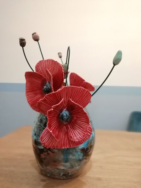 Ceramic Poppy, Ceramic Poppies, Clay Box, Clay Crafts Air Dry, Garden Pottery, Hand Built Pottery, Pottery Crafts, Ceramics Pottery Art, Pottery Sculpture