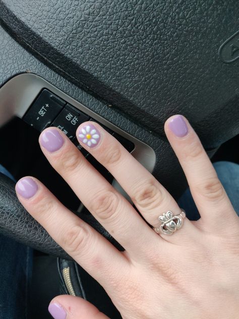 Purple Nails Ideas Simple, Single Nail Design Ring Finger, Lilac Daisy Nails, One Nail Design Ring Finger Simple, Purple Daisy Nails, Short Daisy Nails, Daisy Purple Nails, Daisy Ring Finger Nails, Pale Yellow Nails With Daisy