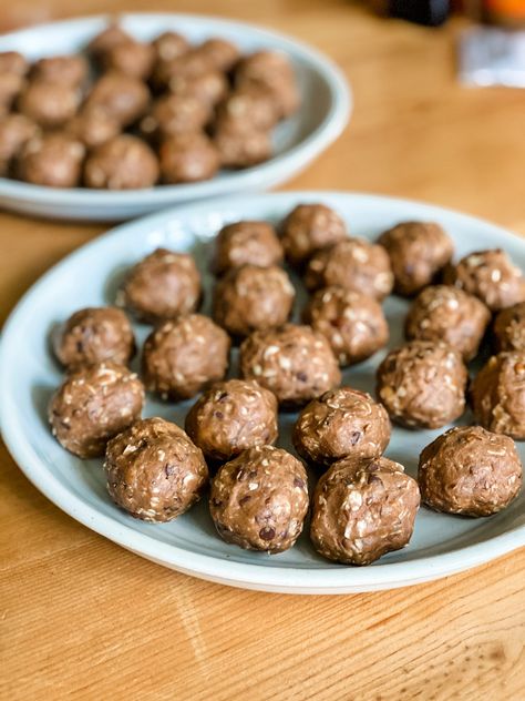 These easy gluten free energy balls taste like COOKIE DOUGH! Need a quick and delicious treat that's also full of protein and kid-approved? Look no further! Gluten Free Energy Balls, Gf Snacks, Ww Snacks, Double Chocolate Chip Cookies, Power Bars, Cotton Stems, Protein Balls, Energy Foods, Gluten Free Snacks