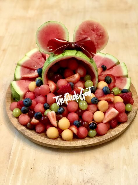 Disney Fruit Tray Ideas, Mickey Mouse Veggie Tray Ideas, Disney Charcuterie Board, Mickey Mouse Veggie Tray, Mickey Mouse Fruit, Mickey Fruit Platter, Kids Party Snacks, Fruit Platter Designs, Vegetable Tray