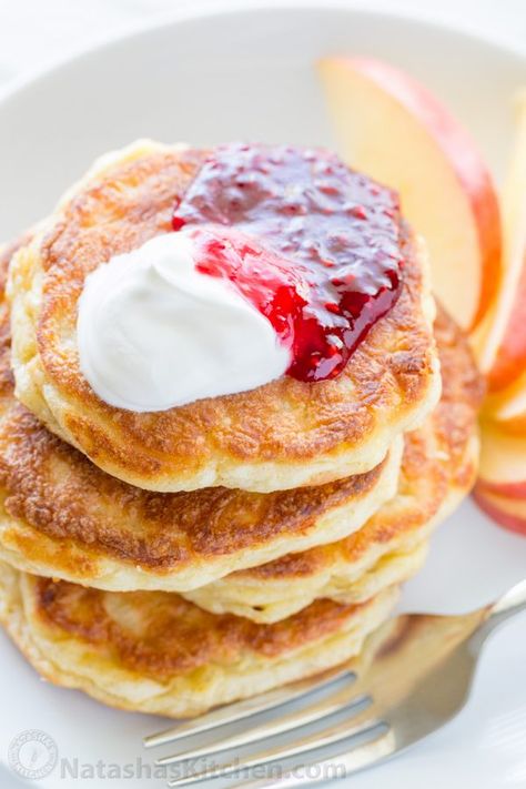 Apple and cheese pancakes are so light and fluffy. Serve these Ukrainian cheese pancakes with jam and sour cream for an unforgettable breakfast! Cheese Pancakes Recipe, Apple And Cheese, Crepes And Waffles, Bruschetta Ingredients, Cheese Pancakes, Farmers Cheese, Apple Pancakes, Ukrainian Recipes, Apples And Cheese